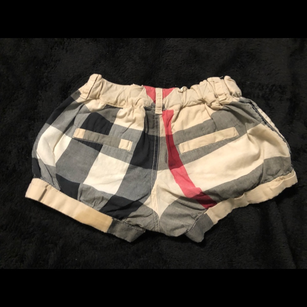Burberry girls shorts  size 4 they run small likes 3)  excellent used condition
